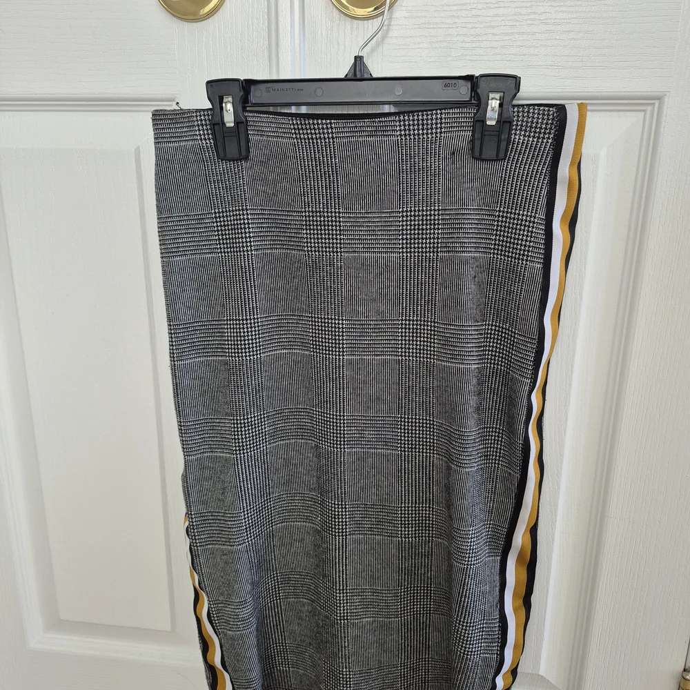 Zara Gray Checkered Pencil Skirt with Gold Accent - Picture 4 of 4